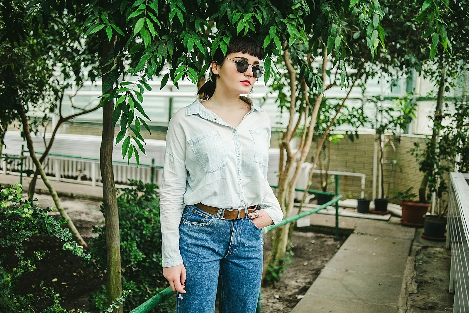 Woman wearing a white button shirt and blue jeans outdoors